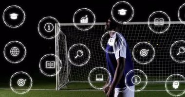 Başroldeki futbol topu, dijital animasyon simgeleriyle sahne oluşturan oyuncu. atlet, spor, teknoloji, eylem, etkileşimli