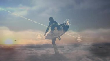 Gün batımında, sosyal ağ simgeleriyle sahilde sörfçü animasyonu örtüyor. Sörf, dijital, teknoloji, bağlantı, ağ