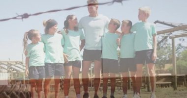 Açık hava çocuk parkında spor giyim sektöründe çocuklar ve yetişkinler animasyon aktiviteleri yapıyor. Eğlence, fitness, aktivite, hareket, eğlence, takım çalışması