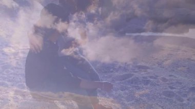 Gitar çalan, bulutlu gökyüzü ve kumsal manzaralı animasyondaki kadın. Müzik, bulutlar, manzara, yaratıcılık, doğa, sanatçılık