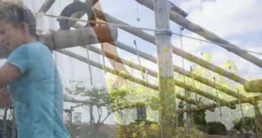 Açık hava engelli parkurunda egzersiz yapan, sarı çiçekli bir kadın. Spor, açık hava, doğa, egzersiz, aktif, çiçeklenme