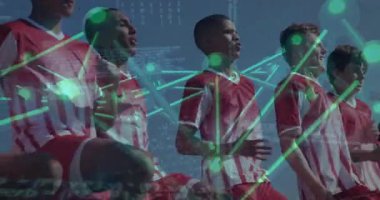 Zaferi kutlayan, dijital ağ bağlantıları olan çeşitli futbol oyuncuları. çeşitlilik, kutlama, takım çalışması, teknoloji, iletişim