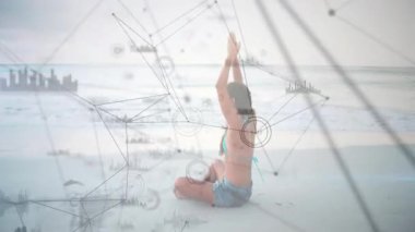 Sahilde dijital ağ ve veri işleme animasyon örtüsüyle yoga. Sağlık, meditasyon, rahatlama, teknoloji, fütüristik, siber