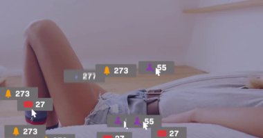 Yatakta dinlenmek, akıllı telefondan sosyal medya tebligatı alan kişi. Teknoloji, rahatlama, iletişim, dijital, yaşam tarzı
