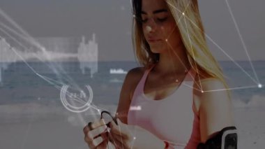 Sahilde kulaklık ayarlayan bir kadın dijital ağ ile animasyonu örtüyor. Teknoloji, bağlantı, iletişim, ağ, ses, deniz kenarı