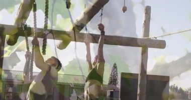 Açık hava engelli parkuruna tırmanan, doğa animasyonlarıyla uğraşan insanlar. Macera, takım çalışması, meydan okuma, eğlence, fitness, dayanıklılık