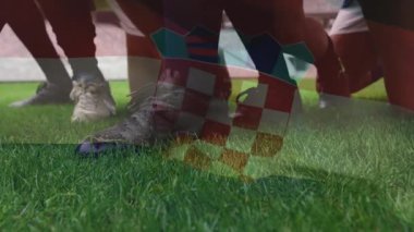 Futbol sahasında, Hırvat bayrağı animasyonuna sahip oyuncular maç sırasında üst üste bindiler. Futbol, takım, yarışma, spor, açık hava, şampiyonluk