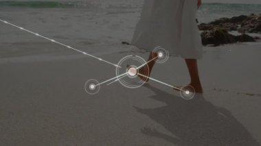 Bağlantılar ağı ve veri işleme animasyonu plajda yürüyen kişi üzerinde. Teknoloji, dijital, bağlantı, yenilik, fütüristik