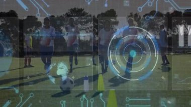 Dijital devre ve veri ile sahada antrenman yapan futbolcular animasyonu örtüyor. Spor, atletizm, teknoloji, performans, animasyon, artırılmış gerçeklik