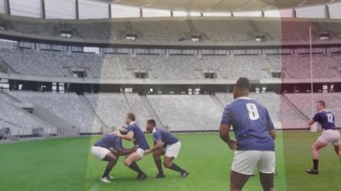 Defans kaldırma antrenmanı, yeşil sahada mavi formalı ragbi oyuncuları. takım çalışması, spor, atletizm, rekabet, strateji, fitness