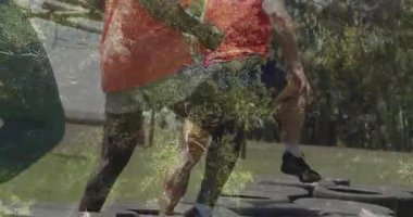 Dışarıda futbol oynamak, arka planda ağaçlar olan iki kişi, animasyonun tadını çıkarmak. spor, takım çalışması, rekabet, etkinlik