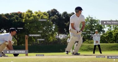 Sahada, kriket oyuncuları animasyon sosyal medya bildirimleri ve videolarla çevrili. Spor, sporcular, etkileşim, bağlılık, bağlantı