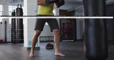 Kod animasyonu üzerinden kum torbasıyla boks antrenmanı yapan adam. Fitness, antrenman, egzersiz, egzersiz, dijital, güç