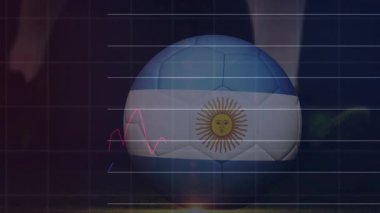 Arjantin futbol topunun arka planında finansal grafik animasyonu var. finans, yatırım, ticaret, spor, analitik, ekonomi