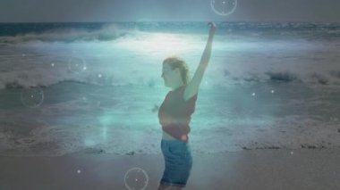 Kumsalda, güneşli havada dijital ağ ile oynayan çocuk. Teknoloji, açık hava, yaz, bağlantı