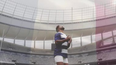 Rugby topu yakalamak, animasyon sırasında büyük stadyumda çizgili formalı bir oyuncu. Spor, rekabet, aksiyon, atlet, takım çalışması, heyecan