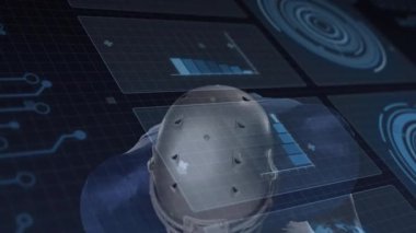 Saha sahnesini çevreleyen dijital veri grafiklerinin animasyonuyla futbol oyuncusu. Spor, atlet, teknoloji, analiz, performans