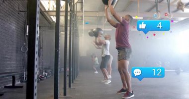 Spor salonunda egzersiz yapan insanlar, sosyal medya bildirimleriyle çevrili. Fitness, egzersiz, teknoloji, bağlantı, egzersiz, dijital