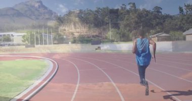 Protez bacaklarla pistte koşmak, dağ zeminine karşı atlet olmak. protez, spor, rekabet, kararlılık, dağlar, fitness