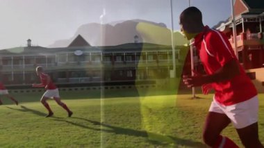 Sahada koşan rugby oyuncularının bayrak animasyonları parlak güneş ışığıyla örtüşüyor. Spor, takım çalışması, yarışma, sporcular, açık hava, hareket