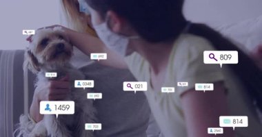 Okulda, sosyal medya ikonlarının olduğu maskeler takan çocuk ve kadınlar var. Salgın, eğitim, virüs, güvenlik, toplum, teknoloji