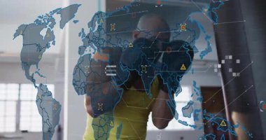 Animasyonla etkileşim, spor salonunda dijital dünya haritası verilerini araştıran kişi. Teknoloji, sanal gerçeklik, fitness, egzersiz, yenilik, fütürist