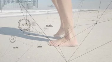 Dijital ağ animasyonu ile kumlu sahilde yürüyen çıplak ayaklar. teknoloji, bağlantı, yaz