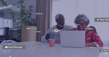 Yaşlı çift dizüstü bilgisayar kullanarak evde sosyal medya bildirimleri görüyorlar. Teknoloji, yaşlılar, dijital, iletişim, yenilik, çevrimiçi