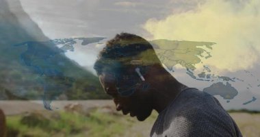 Dijital dünya haritasını veri animasyonuyla görmek, dışarıda duran bir adam. Teknoloji, veri görselleştirme, yenilik, analitik, fütüristik, keşif