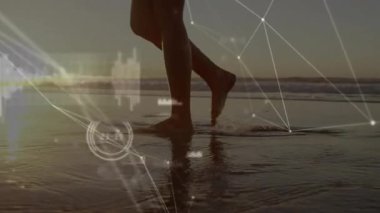 Bağlantılar ağı ve veri işleme animasyonu plajda yürüyen kişi üzerinde. Teknoloji, dijital, bağlantı, yenilik, fütüristik, sanal