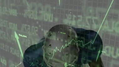 Finansal verileri ve borsa grafiklerini üst üste koyan Amerikalı futbolcu. Spor, finans, atletizm, yatırım, analitik, strateji