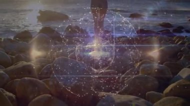 Kayalık sahilde, dijital ağı olan kişi animasyon silueti ile örtüşüyor. Teknoloji, bağlantı, yenilik, iletişim, fütürist, sanal gerçeklik