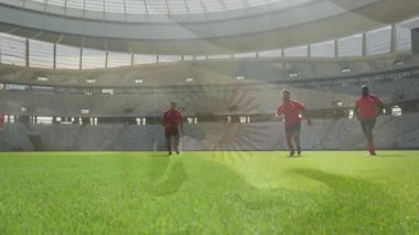 Rugby oyuncuları stadyumun üzerinde güneş animasyonuyla sahada koşuyorlar. Spor, takım çalışması, rekabet, atletizm, egzersiz, eylem