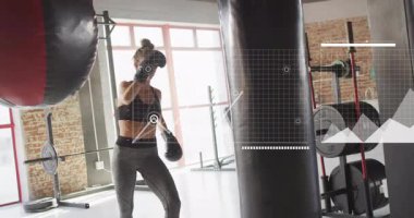 Kum torbasında yüksek tekme pratiği, animasyon verisi üst üste bindirilmiş bir kadın. Dövüş sanatları, kickboks, antrenman, egzersiz, fitness, eğitim