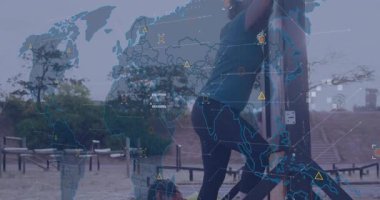 Açık havada egzersiz yapmak, küresel veri işleme animasyonu olan insanlar görünür hale geliyor. Fitness, teknoloji, dijital, analitik, egzersiz, bağlantı