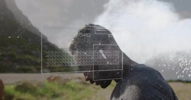 Açık havada, adam dijital veri işleme animasyonuyla etkileşime geçiyor. Teknoloji, yenilik, artırılmış gerçeklik, fütüristik, sanal, etkileşim