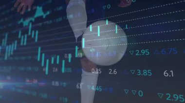 Sporcunun hareket halindeki haliyle finansal veri tabloları ve grafikleri. Teknoloji, analitik, spor, performans, veri görselleştirme, finans