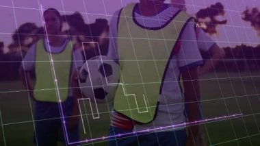 Futbol oyuncularının sahadaki eğitim yelekleri üzerinde grafik animasyon. Futbol, spor, analitik, performans, teknoloji, takım çalışması