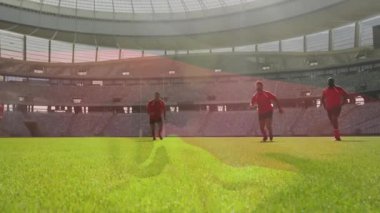 Yeşil sahada, büyük stadyumda ragbi oyuncuları maç animasyonu sırasında koşuyor. Spor, takım çalışması, rekabet, atletik, eğlence, açık hava