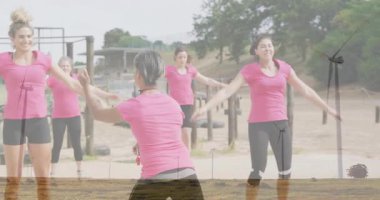 Açık havada egzersiz yapan, pembe tişörtlü, kollarını açmış, animasyon dersinden zevk alan kadınlar. Yoga, fitness, sağlık, aktivite, grup