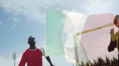 Futbol topunu tekmelemek, güneşli bir günde İtalyan bayrağı animasyonu yapan bir oyuncu. futbol, atlet, İtalya, spor, yarışma, açık hava