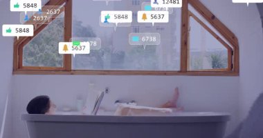 Küvette dinlenen, sosyal medya bildirimleriyle çevrili biri. Rahatlama, dijital detoks, farkındalık, özbakım, fişi çekme, dinginlik