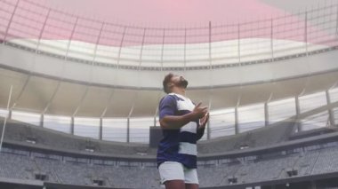 Arka planda bayrak animasyonuyla stadyumda rugby topu yakalamak. Sporcu, müsabaka, spor, takım, aksiyon, mücadele