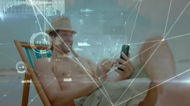 Akıllı telefon kullanan, plaj sandalyesinde dinlenen ve dijital animasyon kaplamalı bir adam. Teknoloji, tatil, rahatlama, yaşam tarzı, boş zaman, yaz