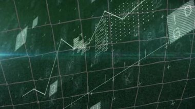 Yeşil alanda, dijital veri ve grafiklerin animasyonuyla futbol topu. Spor, teknoloji, analitik, yenilik, açık hava, futbol