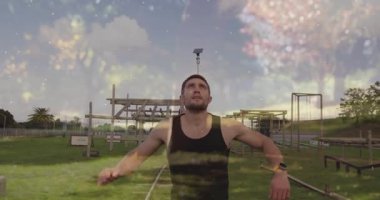Açık havada barfiks çekmek, arka planda havai fişek animasyonu olan bir adam. Fitness, egzersiz, egzersiz, güç, kutlama, kas