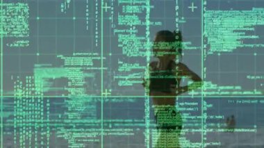 Dijital kod ve veri işleme animasyonunda çalışan kişinin silueti. Teknoloji, yenilik, siber alan, hareket, ağ, güvenlik