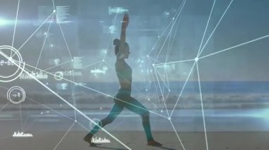 Sahilde, yoga yapan kişi veri görselleştirme ağı bağlantılarının animasyonuyla poz veriyor. Meditasyon, sükunet, dinginlik, dijital, teknoloji, maneviyat