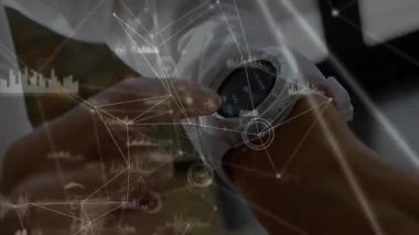 Akıllı seğirme ile etkileşim, dijital ağ kaplamasının animasyonunu izleyen kişi. Teknoloji, yenilik, bağlantı, fütürist, arayüz, iletişim