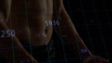 Futbolcu verileri ve yüzdeleri ile topu tutuyor ve animasyonu örtüyor. Futbol, atlet, spor, istatistik, analitik, hareket